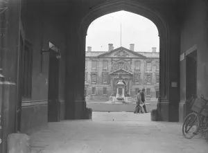 Statue Prints: Cambridge University; A view through the entrance arch to Kings College showing