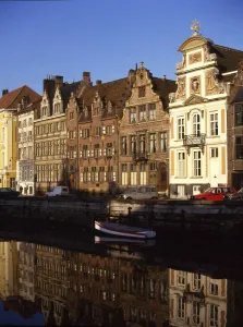 Canal and Houses, Korenlei, Ghent, Belgium ?2006 Charles Walker / TopFoto