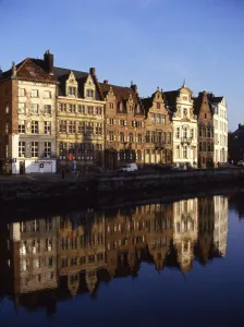 Canal and Houses, Korenlei, Ghent, Belgium ?2006 Charles Walker / TopFoto