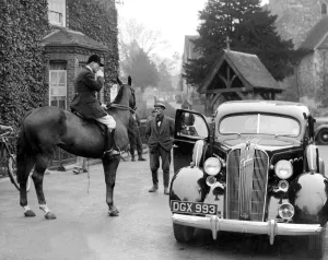 Captain L. Bolton, master of the Royal Artillery (Woolwich) Draghunt, chatting to