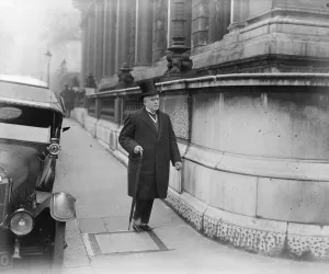 The Carlton Club meeting. Sir Herbert Neild, KC, arriving. 19 October 1922