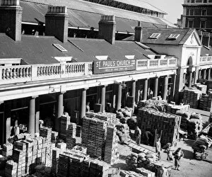 1950s Collection: Carts and boxes full of fruit and vegetables in Covent Gardens flower, fruit