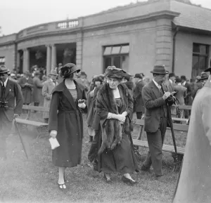 Celebrities at Doncaster Lady Carlile 13 September 1922