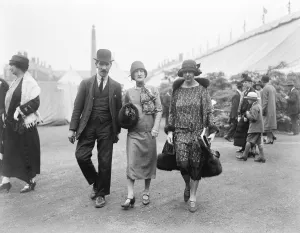 Chelsea flower show. The Countess of Oxford and Mrs Norman Holden. 20 May 1925