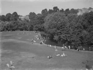 Children find cool spot, Central Park Dartford. 1937