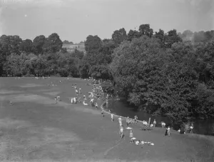 Topography Prints: Children find cool spot, Central Park Dartford. 1937