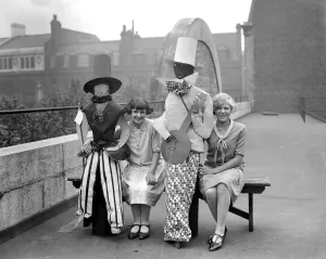 Smiling Prints: childrens statues, Holborn. 1928