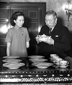 Plates Collection: Chinas wedding presents to the Royal couple, Princess Elizabeth and Phillip Mountbatten