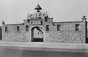 In a city of nightmare houses. From Los Angeles showing the jail cafe 17