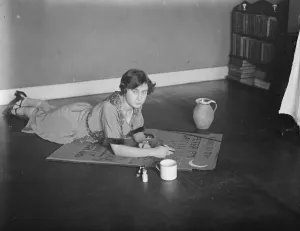 A clever young artist. Miss Joy Horder, the artist daughter of Sir Thomas Horder
