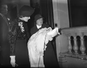 1930 Prints: Commander and Hon Mrs Edward Edmonstone and their infant daughter after the latter