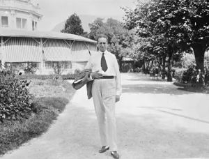 Composer who does not like the heat. Oscar Strauss, the composer, photographed