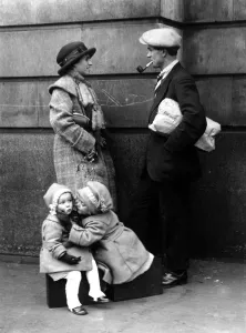 Woman Female Prints: A couple chatting while their children are kissing under the mistletoe 25 December 1921