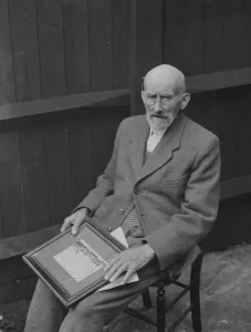 Crayford old man sitting with a picture. 1935