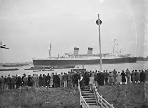 Titanic and Ocean Liners Collection: Crowds gather on the bank of the Thames estuary at Long Reach in Dartford, Kent