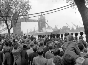 Liner Prints: The crowds and guardsmen along the river Thames as through the welcoming Tower Bridge