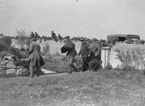 Arrival Prints: The Crumbles Murder Case Patrick Mahon, the prisoner, arriving for the inquest. 1924