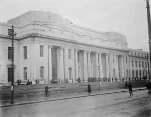 The Dail and the Settlement Fateful session of the Dail Eireann opened at the New
