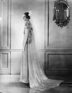Daughter of American Ambassador to London presented at Court. Miss Henrietta Worth Bingham