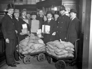 Police Prints: Drawing money from the Westminster Bank, Hammersmith, for the £65, 000 share-out of