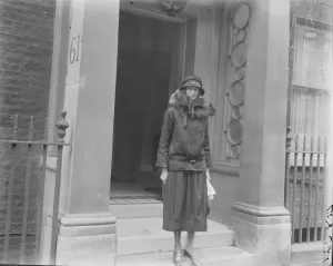 Duchess of Sutherland before placing tribute on Nelsons tomb 21 October 1922