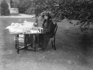 Sitting Prints: Duchess of Westminsters at Gifford House, Roehampton. 17 May 1923