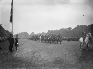 Parade Prints: Duke of York presents cup at inspection of Metropolitan Special Constabulary Reserve in Hyde Park