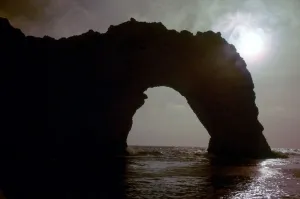 The Durdle Door The natural sea-arch of the Durdle Door. ?2006 Charles Walker