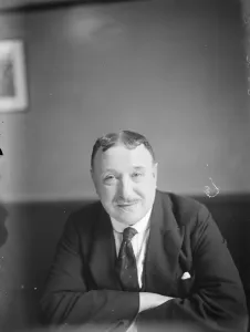 E Cycter ( Barney ) Central news staff. 25 February 1929