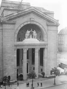 Earl Balfour unveils group of sculpture at Bush House, Strand. 4 July 1925