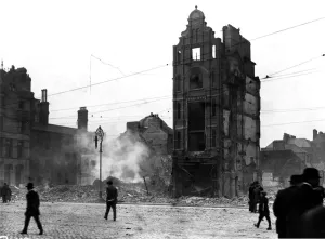 Ireland Prints: Easter week rising in Ireland. Smoking ruins in Earl Street, Dublin