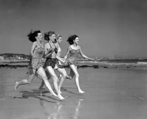 Paddle Prints: Easters little summer at Bournemouth. Bournemouth Belles in sun - suits