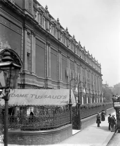 20 Century Prints: Edwardian London. The entrance to Madame Tussauds waxwork museum on the Marylebone Road