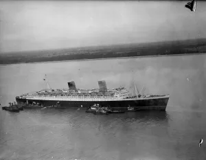 Further efforts by tugs to get the Queen Elizabeth away from the Brambles shingle