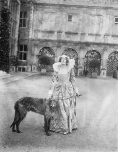 Elizabethan fete at Hatfield. Hon Mary Cecil, one of the Court ladies. 30 May 1924