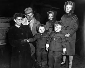 English emigrants leave for Australia 1955 on the free and assisted passage scheme