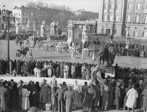 Enormous early morning crowds watch Coronation procession rehearsal. Enormous crowds