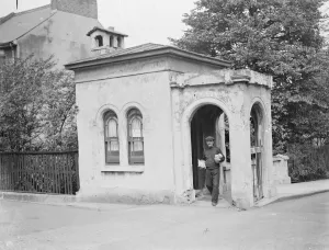 The entrance to a building that is a shipping, pilots and watermens agency