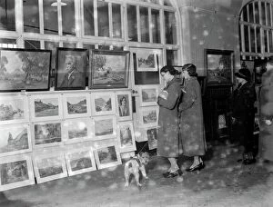 Women Collection: Evelyn Olivers exhibition of paintings in Sidcup, Kent. 1936