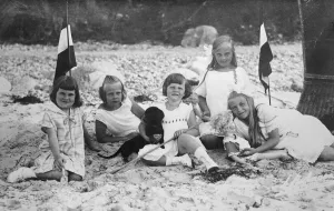 German Prints: The ex Crown Prince of Germanys daughters. Photographed at the sea side with their cousins