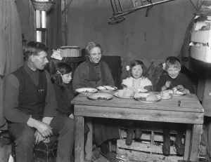 Ex soldiers family in canvas hut at Greensted ( Essex ) Hilder his wife and children ( Vivian)