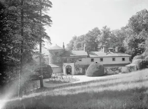 Exterior view of Dunstall Priory in Shoreham, Kent. 1939
