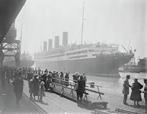 Crowd Collection: The famous Cunard liner Aquitania leaving Southampton for New York on Saturday