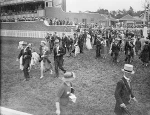 Fashion parade at Ascot. Photo shows: the fashionable crowd crossing the course