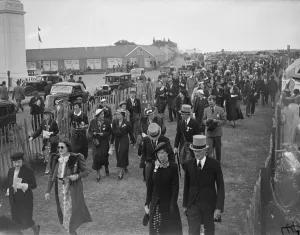 Fashionable crowd at the Oaks. Fashionable crowd was present at Epsom to watch the Oaks