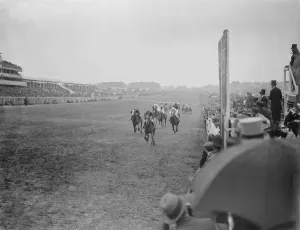 The finish of the race for the oaks 2 June 1921