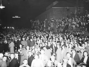 Fire, Halls, Dartford - large crowds watching. 1937