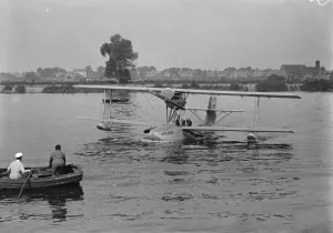 First passenger amphibian to land on Thames
