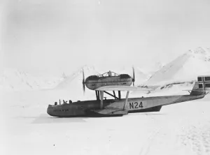 First photographs of the start of the Amundsen Ellsworth N 24 starting off 17