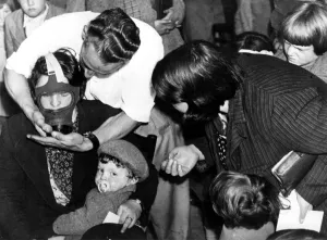 Fitting gas masks to children at Lambeth Town Hall 1939 History of London - Vauxhall Fitting gas masks to children at Lambeth Town Hall 1939 History of London - Vauxhall